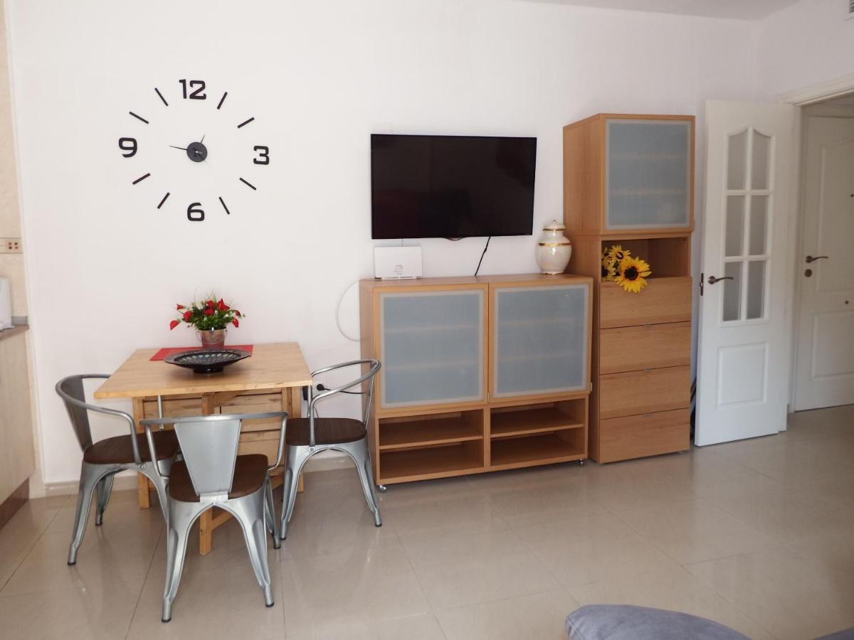 Lovely, Quiet Downtown-beach W Balcony Apartament *
